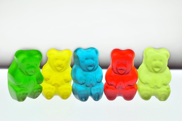 Primer plano de juguetes multicolores sobre un fondo blanco