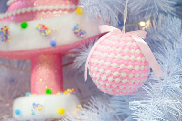 Foto primer plano de juguetes navideños de color rosa en el árbol de navidad