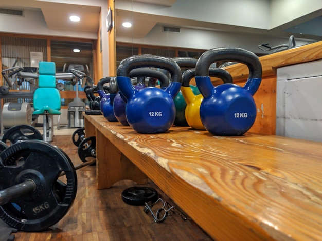 Foto primer plano de las kettlebells en la mesa