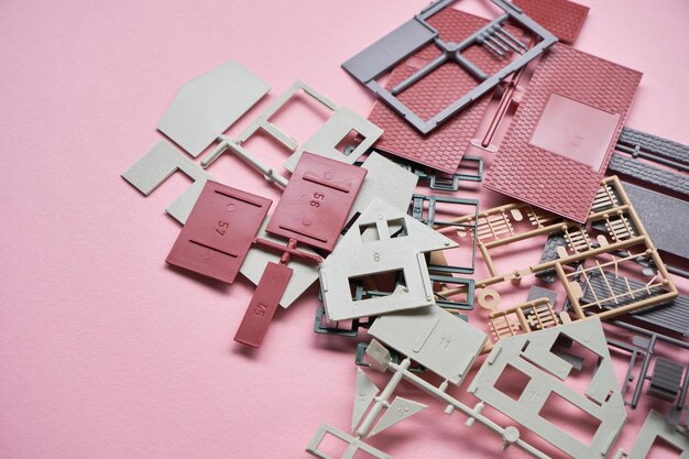 Primer plano del kit de casa modelo contra el fondo de color rosa