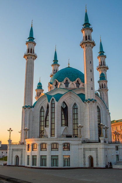 Primer plano de Kul Sharif al atardecer Kazan en mayo de 2022