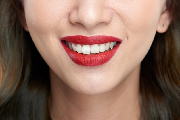 Primer plano de labios femeninos. Hermosa sonrisa de mujer joven fresca.