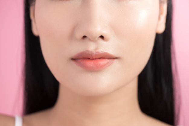 El primer plano de los labios de una mujer