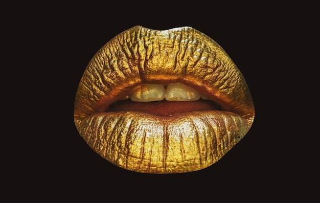 Primer plano labios regordetes femeninos con maquillaje de color dorado brillo dorado brillo cosmético estilo navideño para s