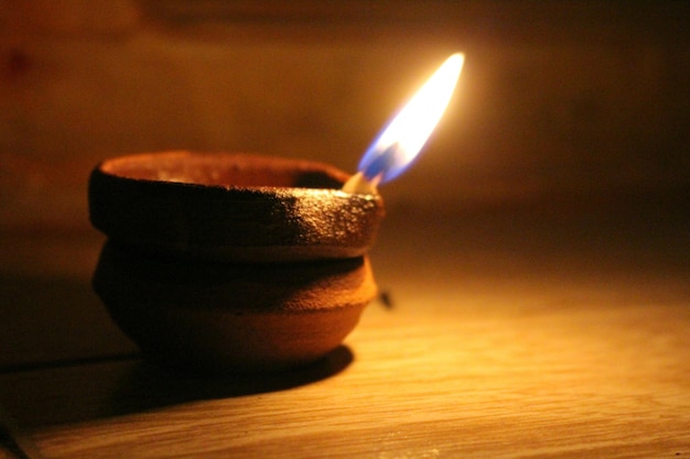 Primer plano de una lámpara de aceite encendida en la mesa