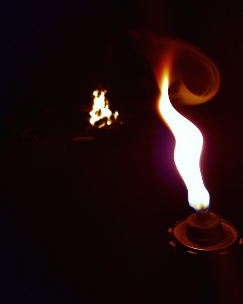Foto primer plano de una lámpara de aceite iluminada