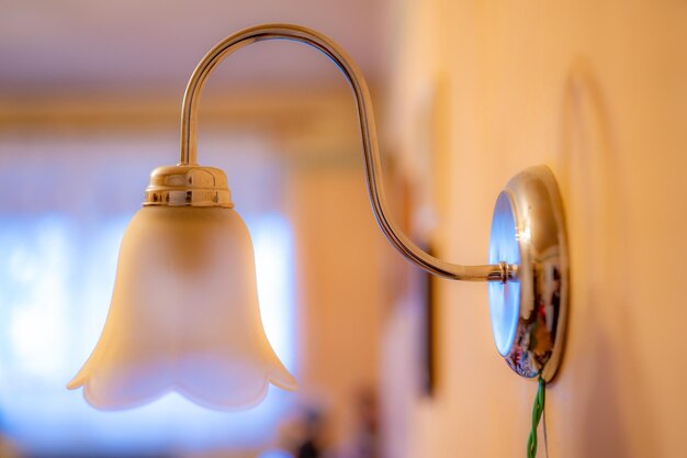 Primer plano de una lámpara eléctrica colgada en la pared