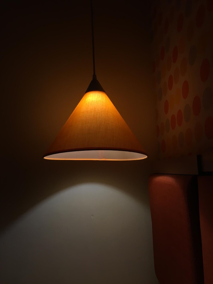 Foto primer plano de una lámpara eléctrica iluminada colgada en la pared de su casa