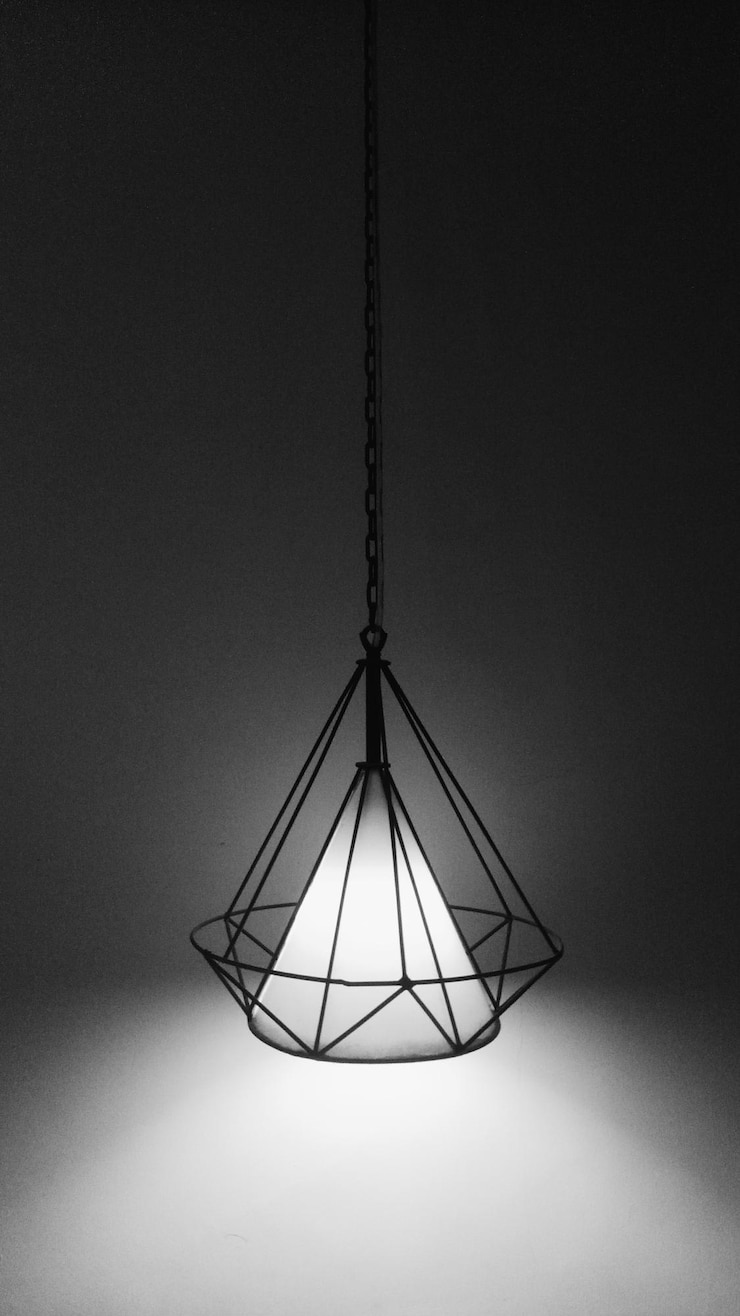 Foto primer plano de una lámpara iluminada colgada contra la pared