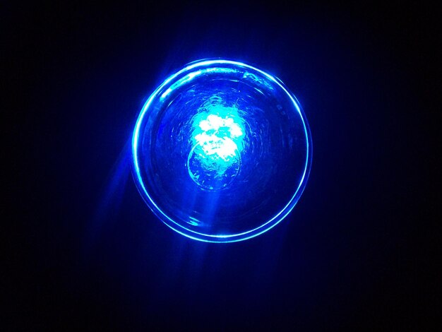 Primer plano de la lámpara iluminada