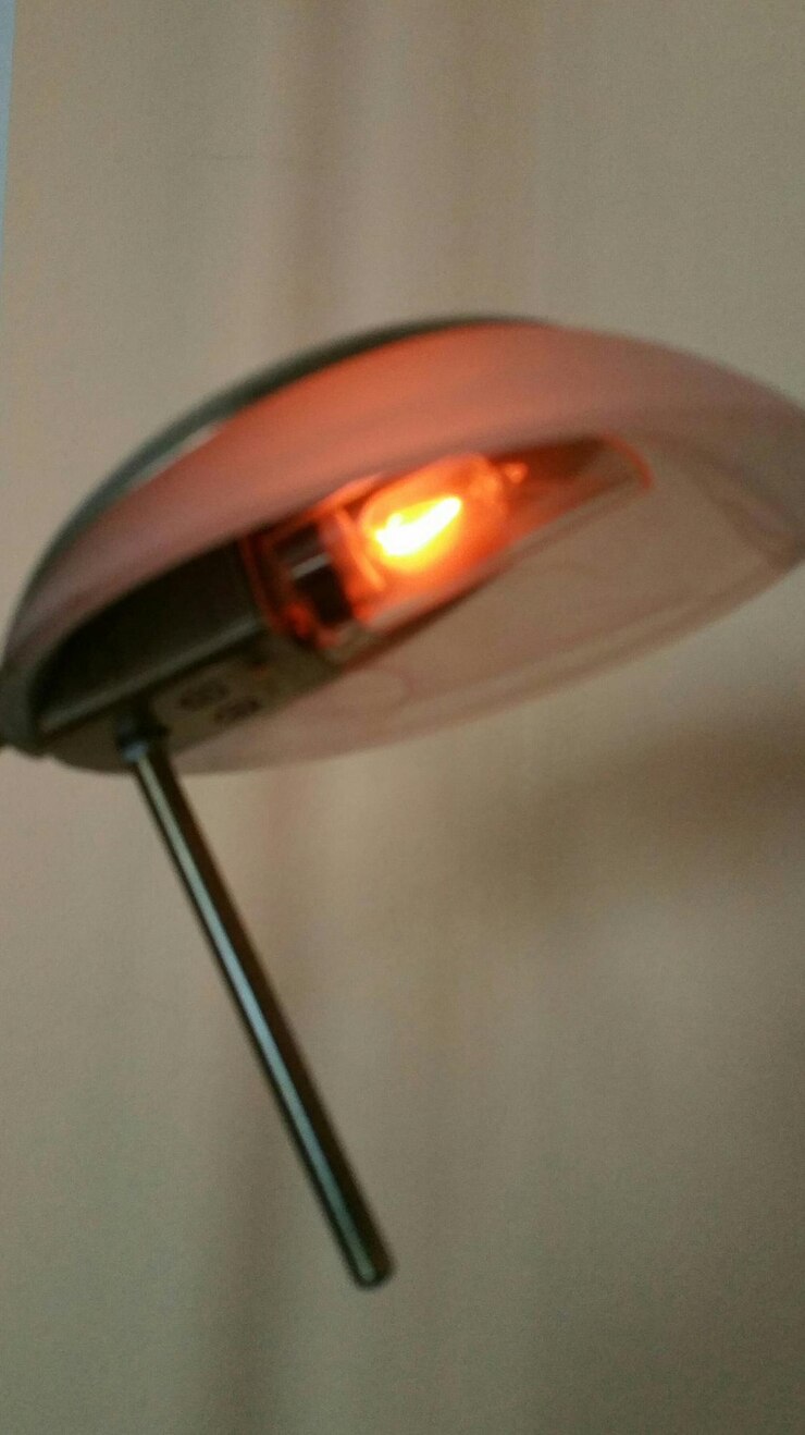 Foto primer plano de la lámpara iluminada