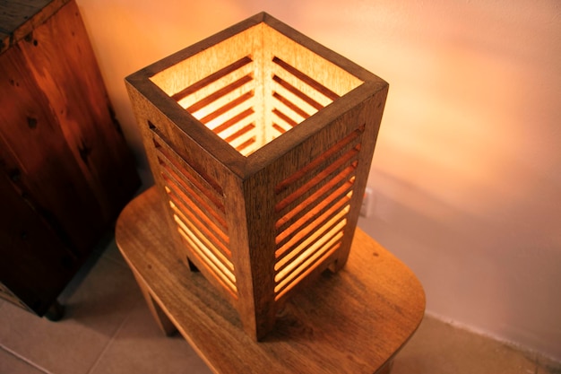 Primer plano de una lámpara de mesa iluminada