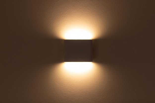 Primer plano de la lámpara de pared LED. Lámpara de noche minimalista moderna para el dormitorio.