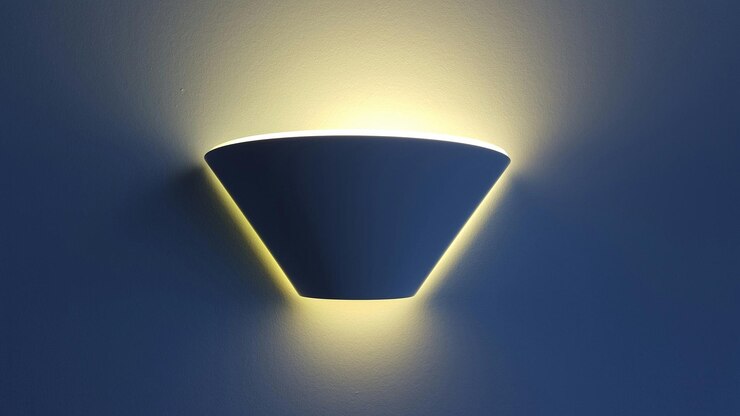 Foto primer plano de lámparas iluminadas en la pared.