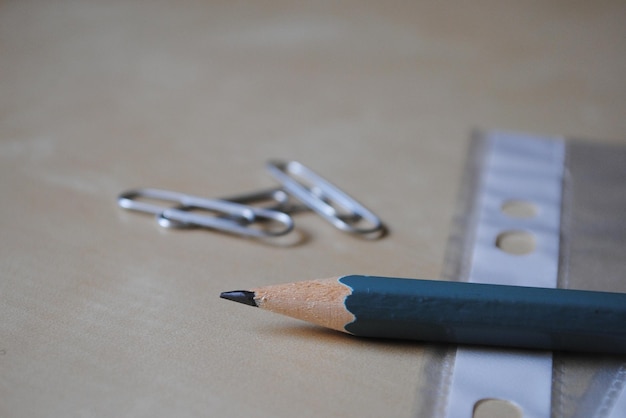 Primer plano de lápices y clips de papel en la mesa de la oficina