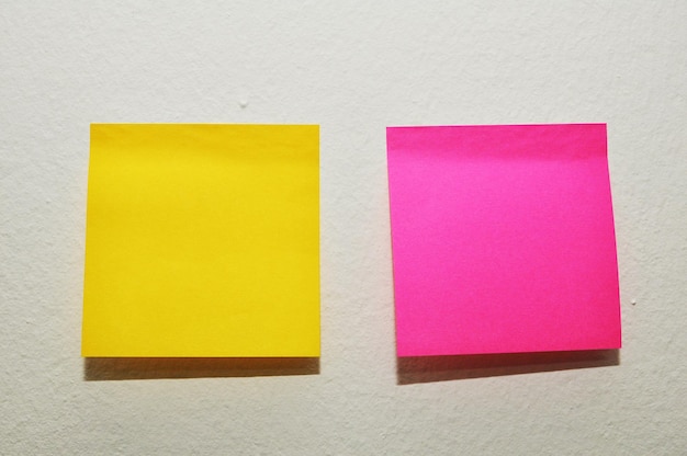 Foto primer plano de lápices de color amarillo contra un fondo blanco.