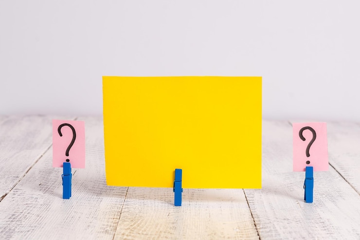 Foto primer plano de lápices de color amarillo contra un fondo blanco