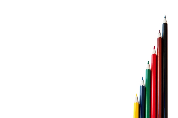 Primer plano de lápices de color contra un fondo blanco