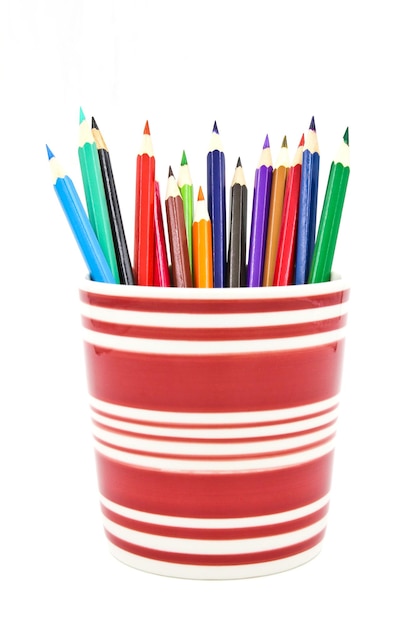 Primer plano de lápices de color contra un fondo blanco
