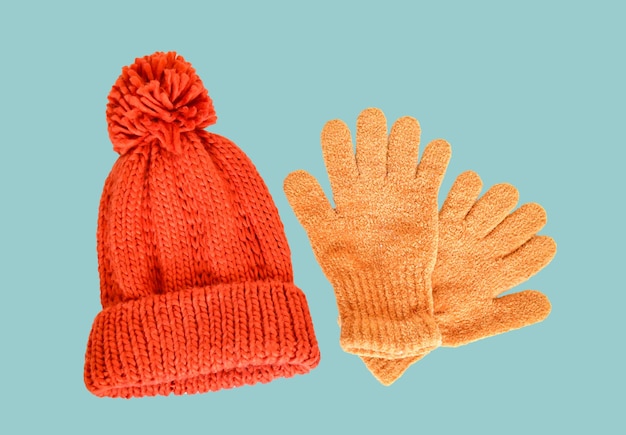Primer plano de lápices de color naranja contra un fondo azul