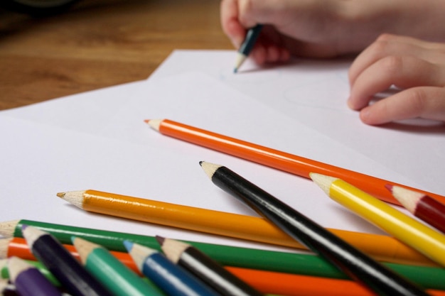 Primer plano de lápices de color en el papel