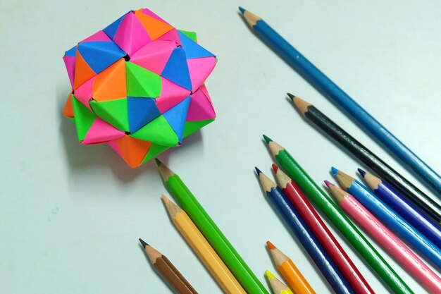 Primer plano de lápices de color con productos artesanales en la mesa