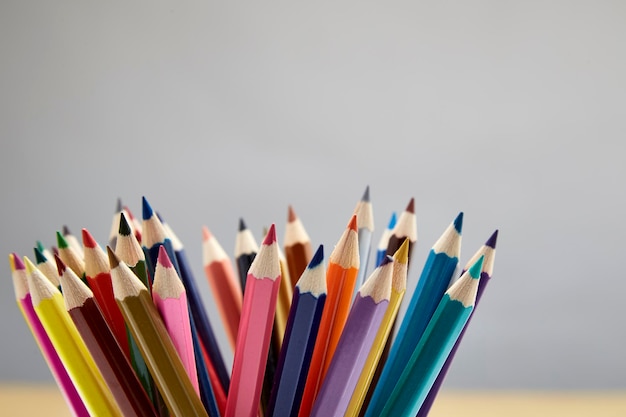 Primer plano de lápices de color sobre un fondo azul