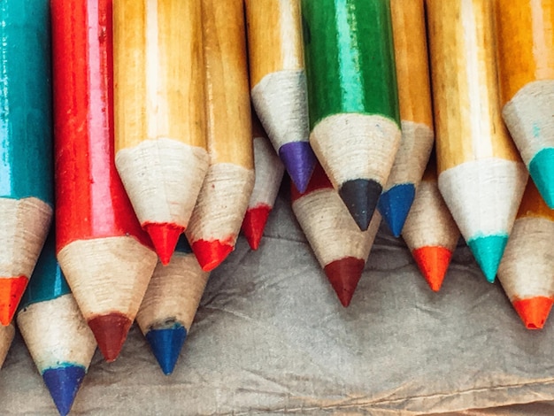 Primer plano de lápices de color en la tela