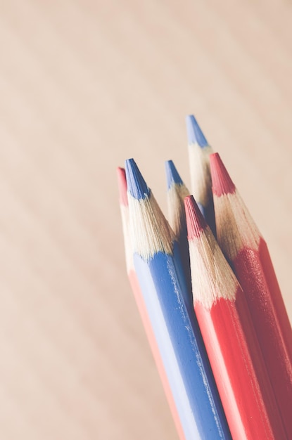 Primer plano de los lápices de color