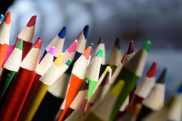 Primer plano de los lápices de color