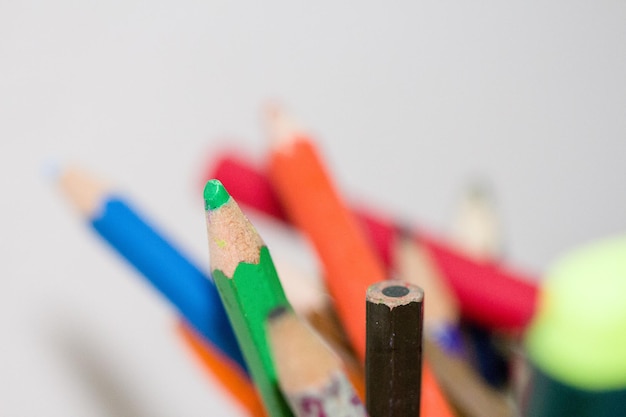 Primer plano de los lápices de color