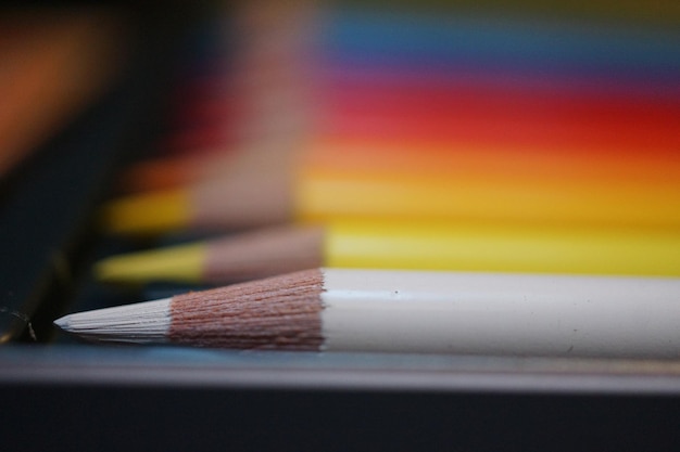 Primer plano de los lápices de color