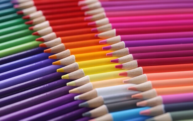 Primer plano de lápices de colores Colección de lápices de colores en concepto de fila