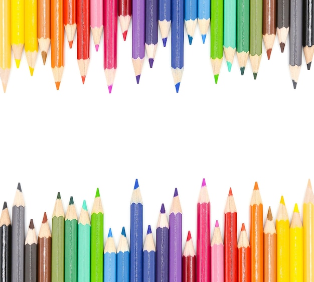 Primer plano de lápices de colores contra un fondo blanco