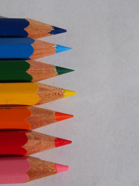 Primer plano de lápices de colores contra un fondo blanco