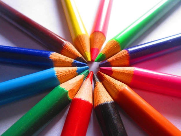 Primer plano de lápices de colores dispuestos en la mesa