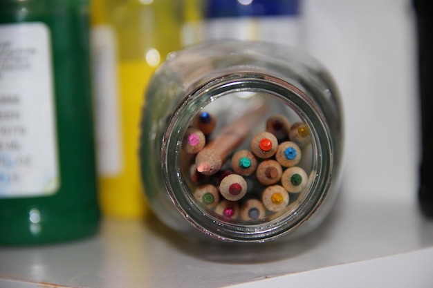 Foto primer plano de lápices de colores en un frasco en la mesa