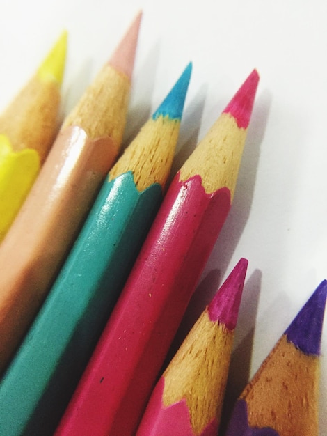 Primer plano de lápices de colores en la mesa