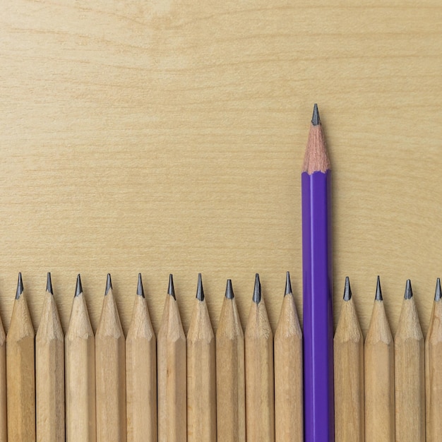 Primer plano de lápices de colores en la mesa