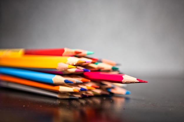 Primer plano de lápices de colores en la mesa