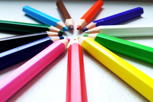 Primer plano de lápices de colores en la mesa