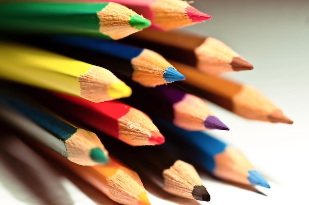 Primer plano de lápices de colores en la mesa