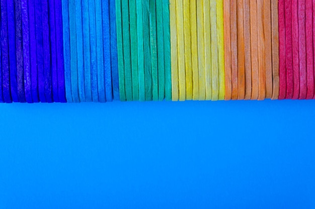 Foto primer plano de lápices de colores sobre un fondo azul