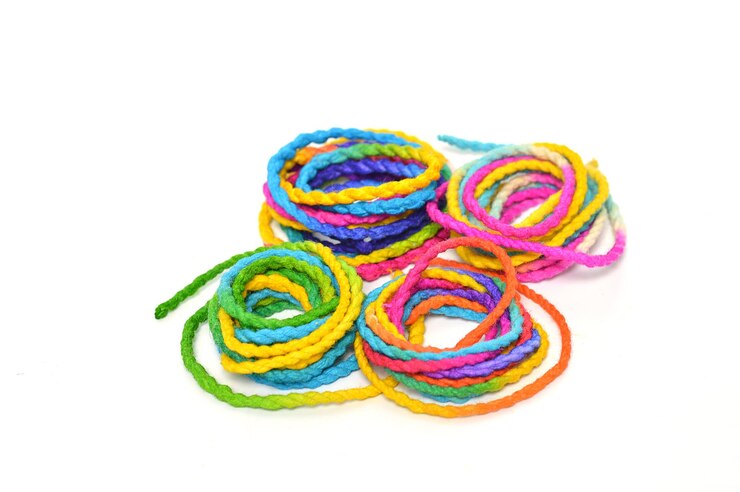 Foto primer plano de lápices de colores sobre fondo blanco.