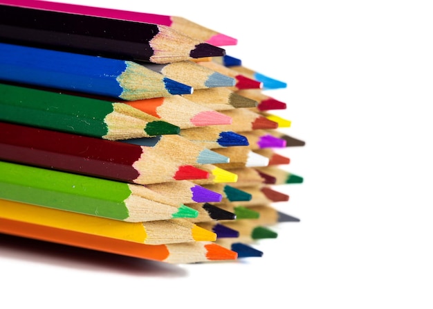 Primer plano de lápices de colores sobre un fondo blanco