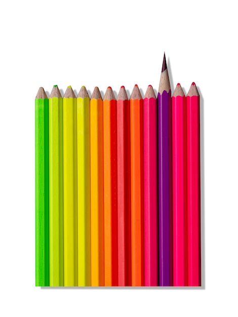 Primer plano de lápices de colores sobre fondo blanco.