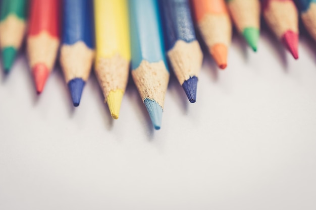 Primer plano de lápices de colores sobre un fondo blanco