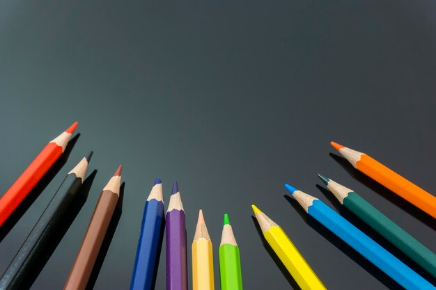 Primer plano de lápices de colores sobre fondo blanco.