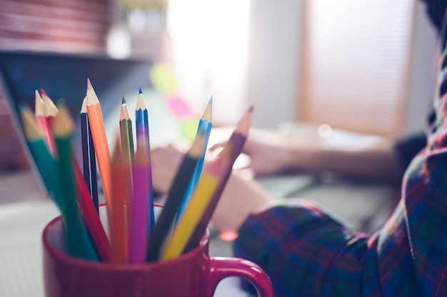 Primer plano de lápices de colores en taza