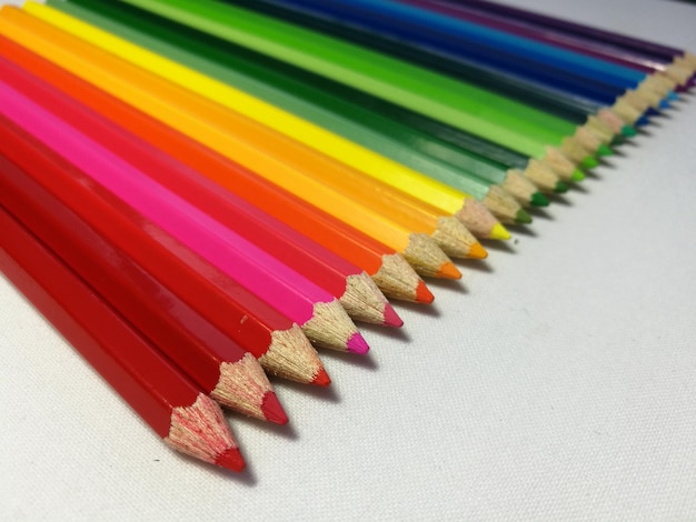 Un primer plano de lápices de colores
